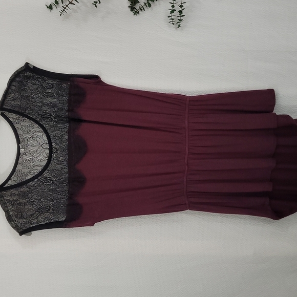 Tops - Lace burgundy sleevless tunic top